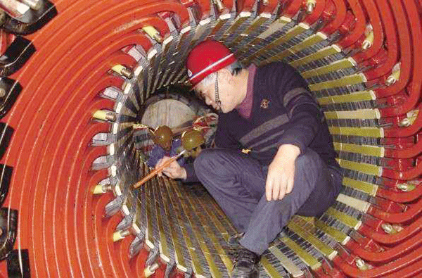 西安泰富西瑪電機(jī)吳高治、劉長安、張衛(wèi)華榮獲西安市勞動(dòng)模范榮譽(yù)稱號。