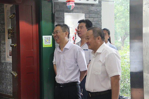 河南沁陽市委副書記薛勇帶領(lǐng)沁陽企業(yè)考察團(tuán)來西瑪電機(jī)參觀訪問。