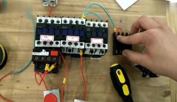 Y系列高壓三相異步電動機的功率控制需要哪些元件？